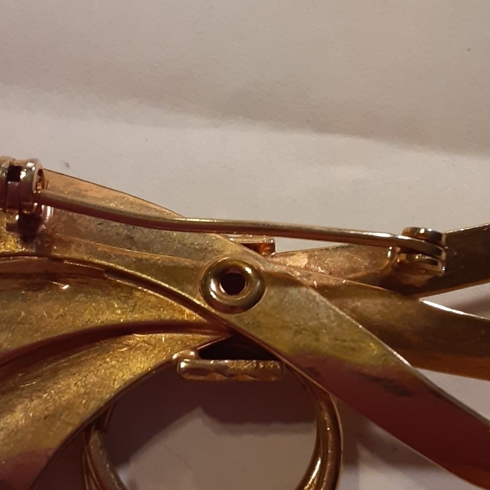 Pretty Brooch Goldtone - Picture 7 of 7